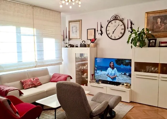 Bizzbuzz Apartment Split